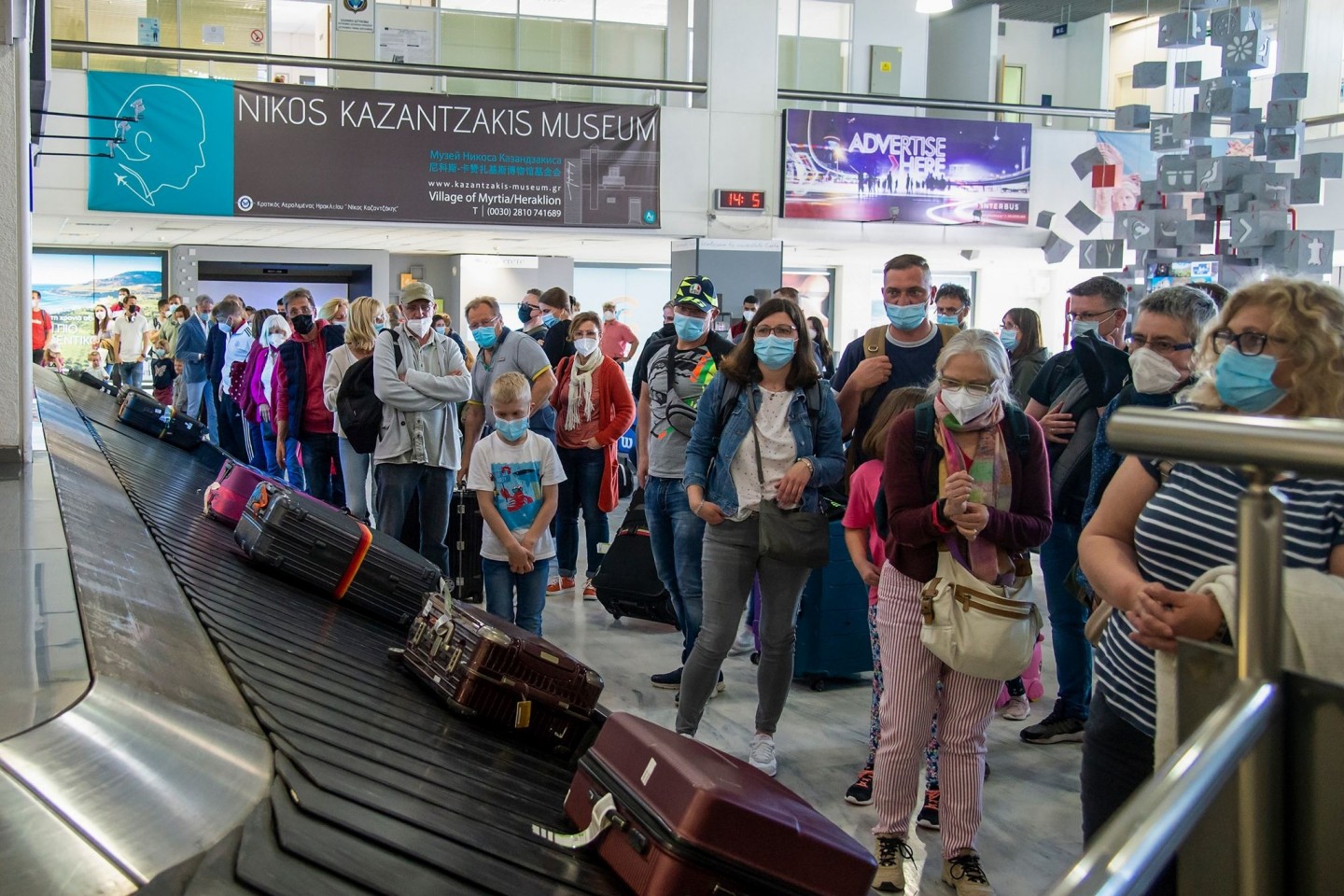 Passagiere aus Hannover warten am internationalen Flughafen Nikos Kazantzakis auf Kreta auf ihr Gepäck.