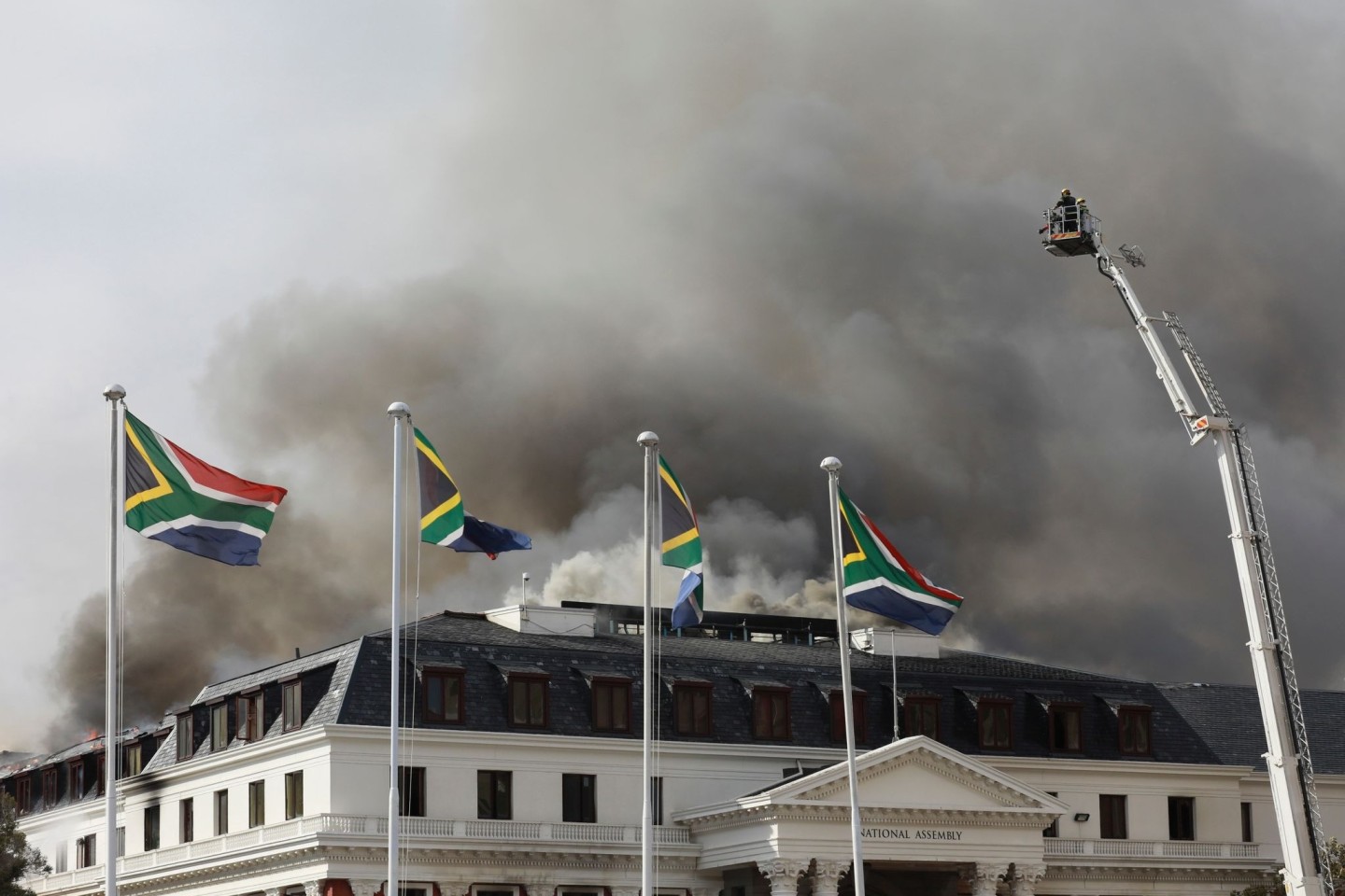 Ein Großbrand im Parlamentsgebäude von Südafrika in Kapstadt zerstörte am Neujahrswochenende den Sitzungssaal vollständig und brachte teile des Dachs zum einstürzen.