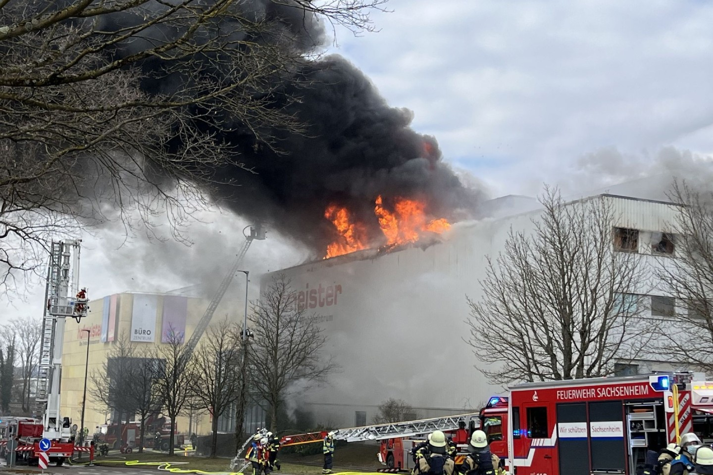 Nur wenige Minuten vor dem Auftakt des verkaufsoffenen Sonntags ist in einem Möbelhaus in Bietigheim-Bissingen (Kreis Ludwigsburg) ein Brand ausgebrochen.