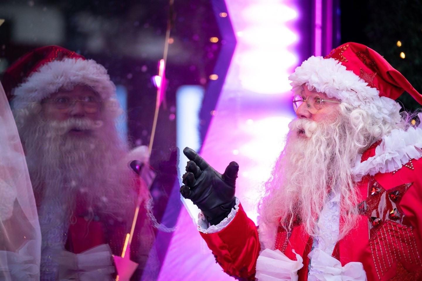 Vor dem Londoner Kaufhaus Selfridges wurde ein Weihnachtsmann gesichtet.