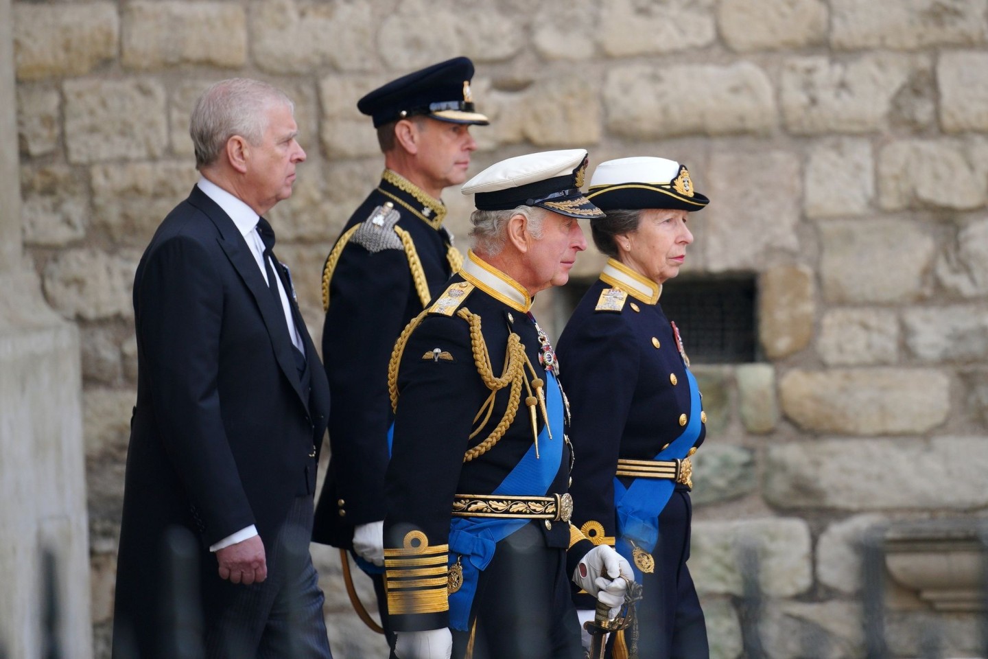 Großbritanniens König Charles III., Prinzessin Anne, Prinz Edward, sowie Prinz Andrew verlassen die Trauerfeier.
