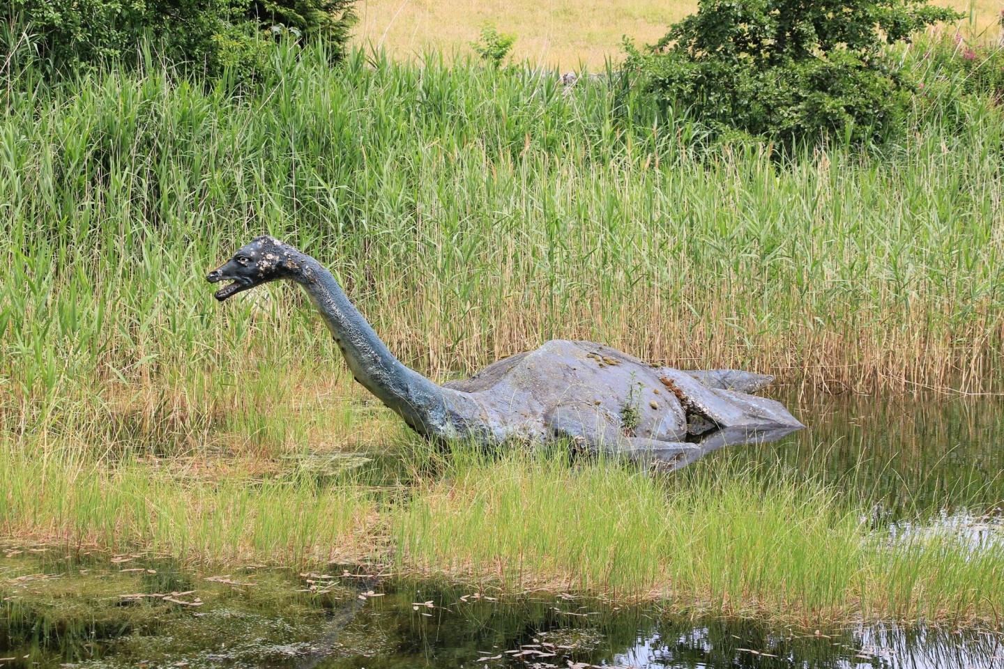 Eine Nessie-Skulptur beim Loch Ness Centre in Drumnadrochit.