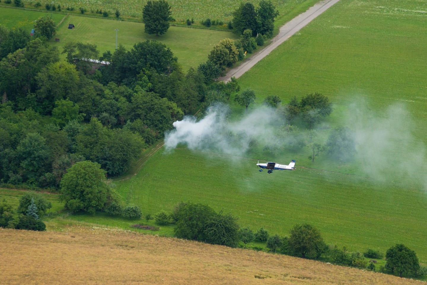 Während der Ausbildung zum Luftbeobachter fliegt ein Pilot mit einem Schüler mit einem Kleinflugzeug der Echo-Klasse einen Ausbildungsflug in der Nähe von Giebelstadt.