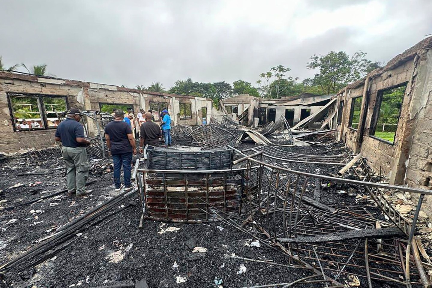 Mindestens 20 Menschen sterben beim Brand in einem Schlafsaal an einer Schule im südamerikanischen Guyana.