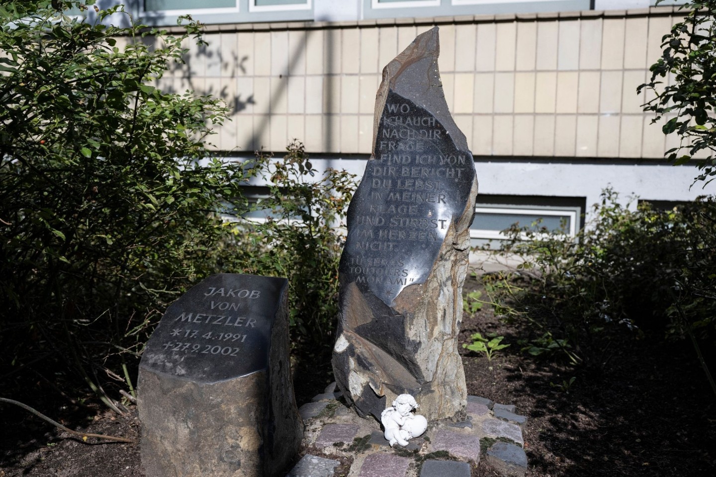 Der Gedenkstein für den ermordeten Jakob von Metzler an dessen ehemaliger Schule in Frankfurt-Sachsenhausen.
