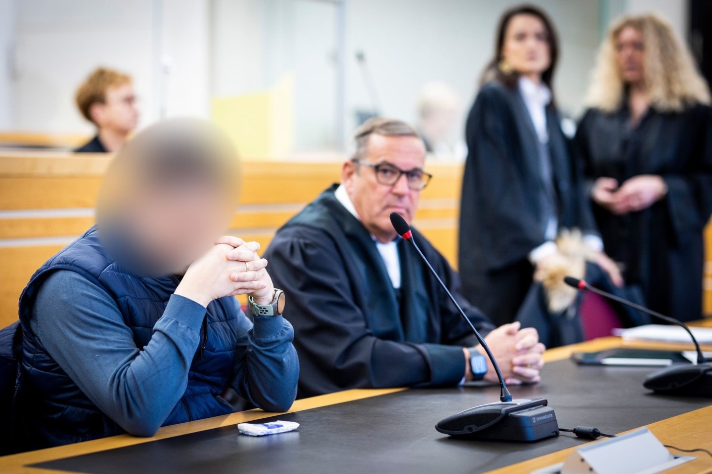 Blick in den Gerichtssaal in Hannover: Die beiden Angeklagten sind zu mehrjährigen Haftstrafen verurteilt worden.