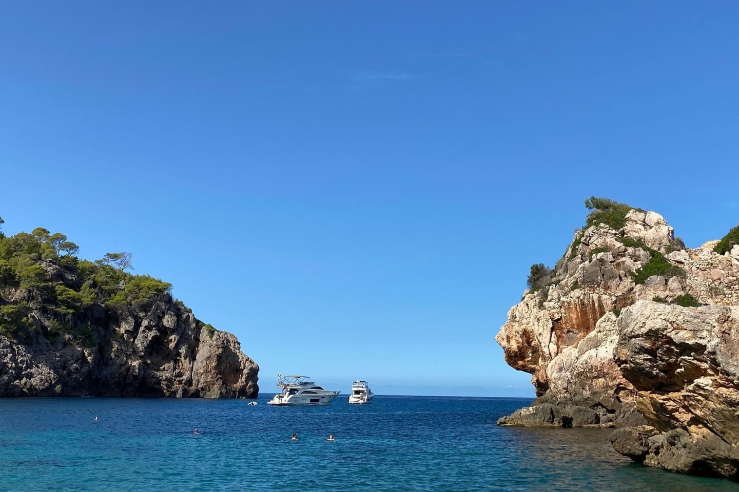 Viele Urlauber haben das sonnige Wetter auf Mallorca bereits für ein Bad im Meer genutzt.