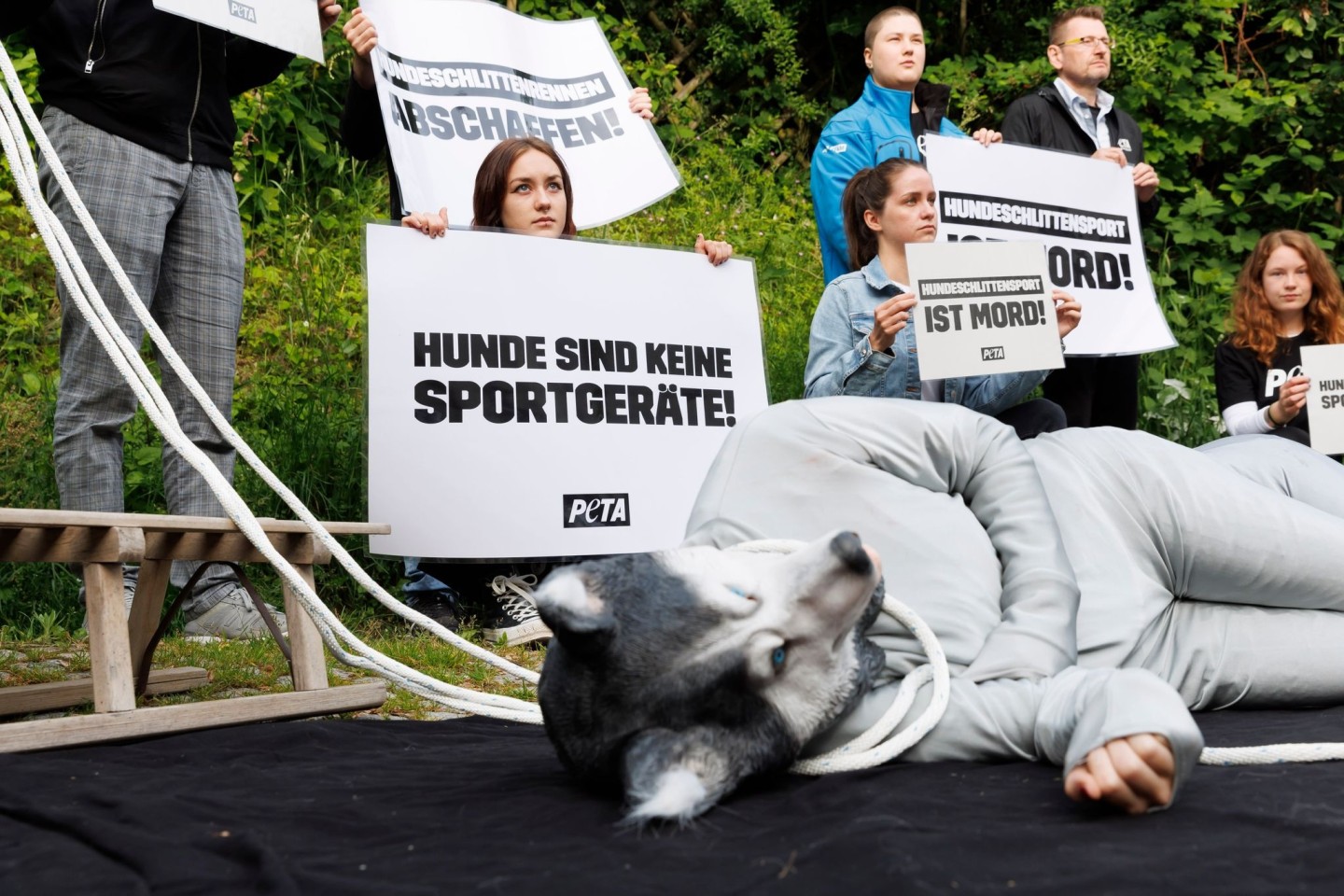 Die Tierschutzorganisation Peta protestiert vor dem Gericht.