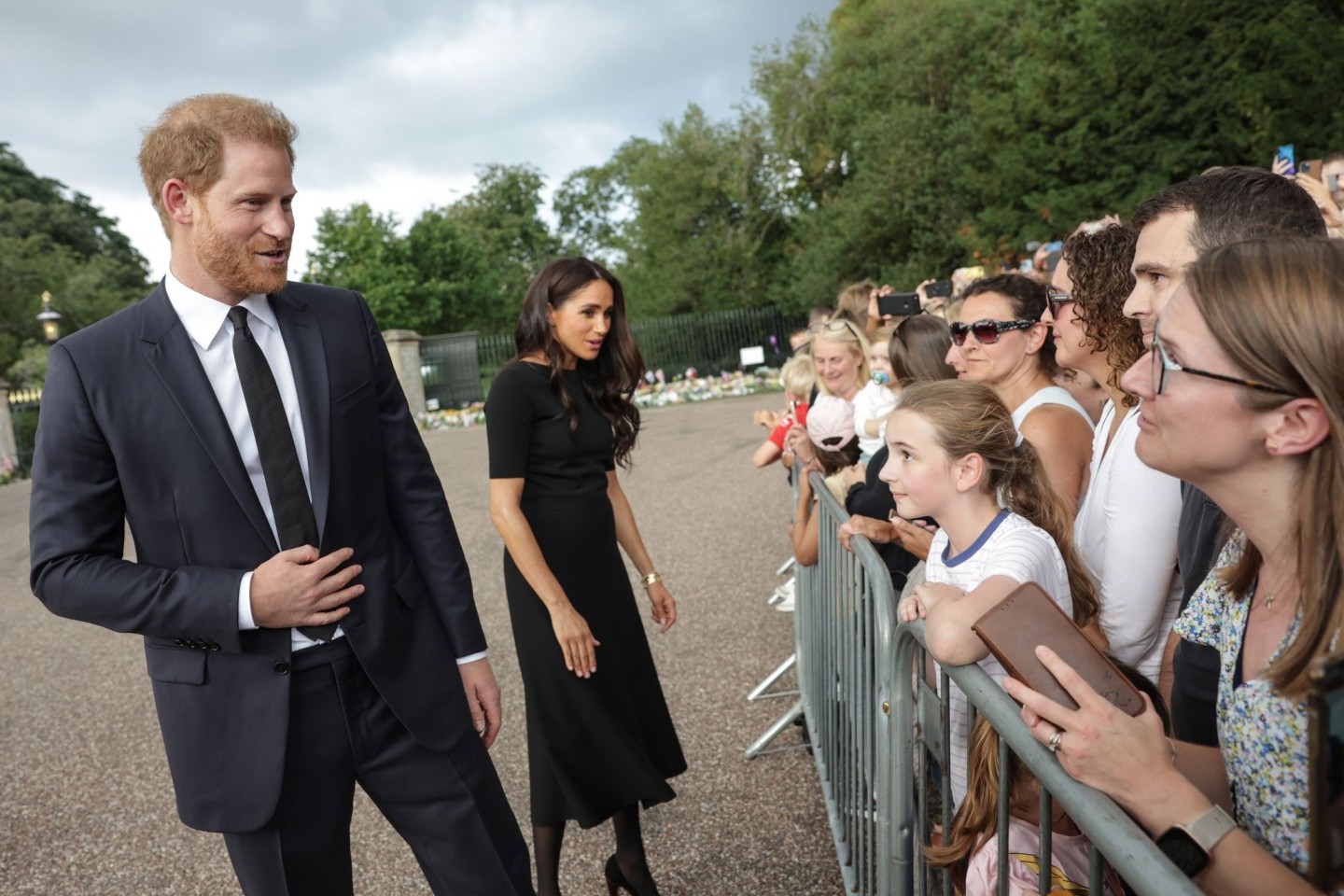 Der britische Prinz Harry und seine Frau Meghan sprechen in einer Netflix-Doku über ihr schwieriges Verhältnis zum britischen Königshaus.