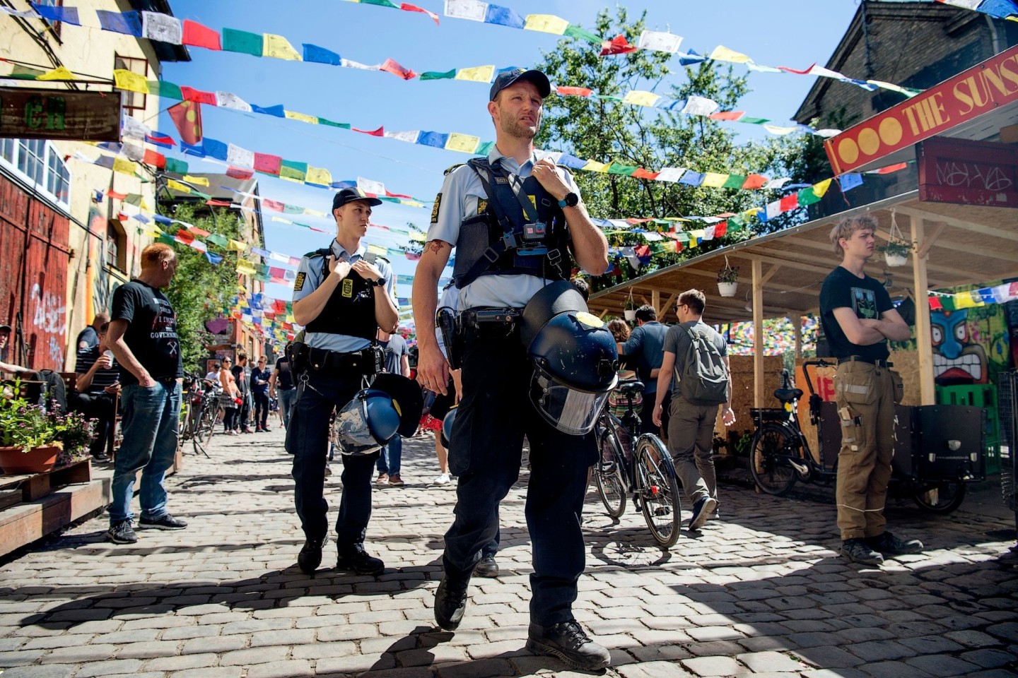 Eine Polizeistreife kontrolliert die Pusher Street in der alternativen Siedlung Christiania.