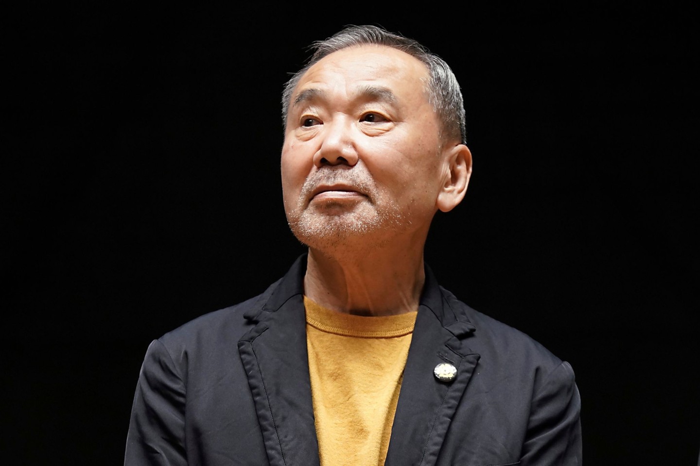 Haruki Murakami hat sich gegen die Neubebauung eines historischen Parks in Tokio ausgesprochen.