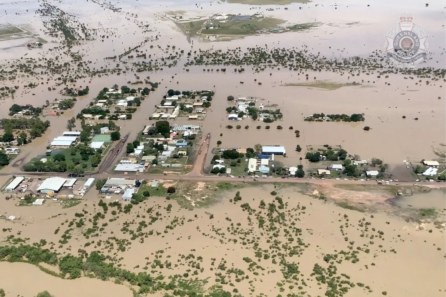 Von Hochwasser umgebene Gebäude in Burketown in Australien.