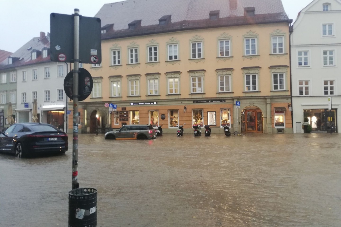 Wasser hat nach starkem Regen die Innenstadt von Landshut überflutet.