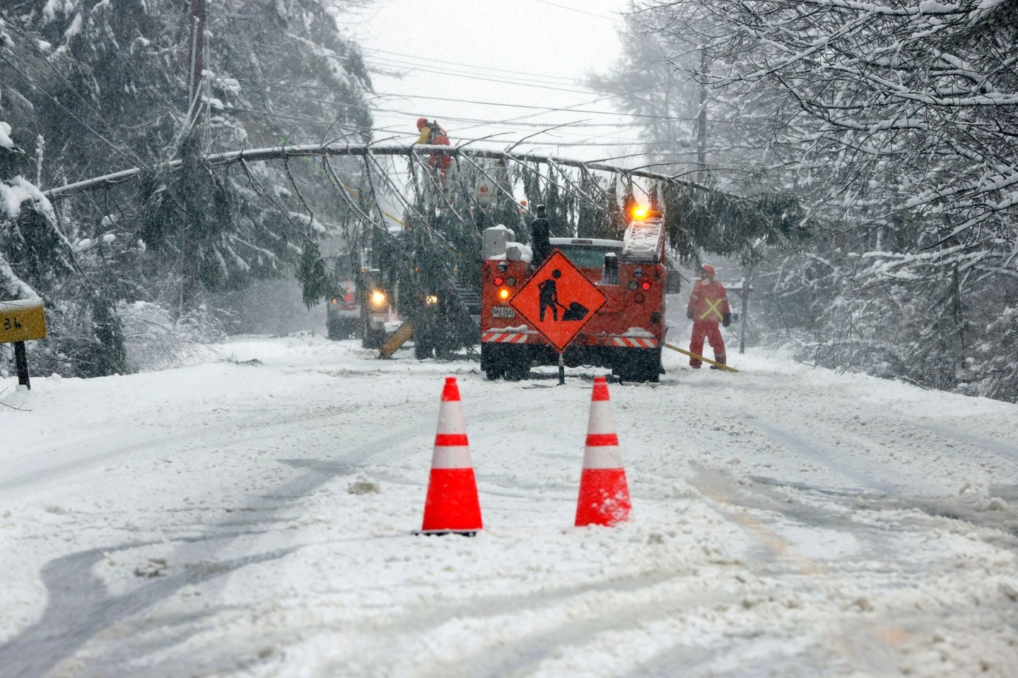 Ein Teil der Route 9 zwischen Falmouth und Cumberland in Maine ist nach heftigem Schneefall gesperrt.