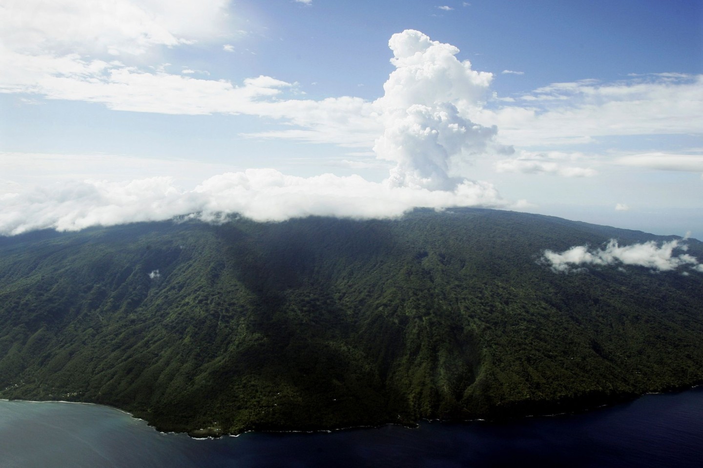 Dampfschwaden auf der Insel Ambae, die zur Inselkette von Vanuatu gehört. Ein starkes Erdbeben erschüttert den Südpazifik.