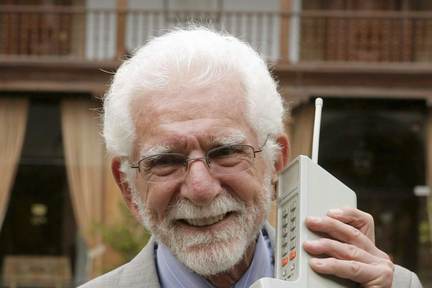 Der US-Ingenieur Martin Cooper hält eines der ersten Mobiltelefone.
