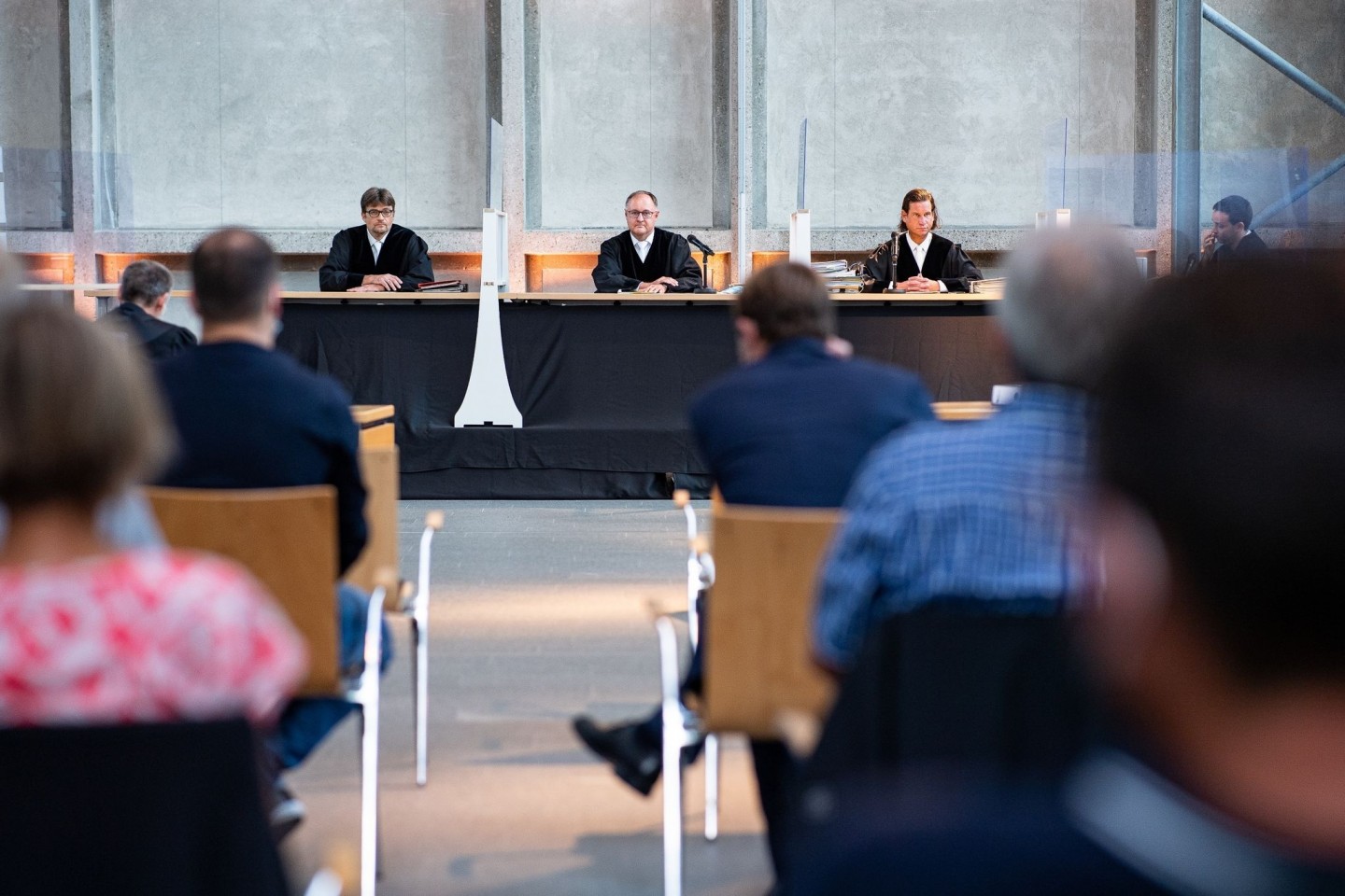 Der Vorsitzende Richter Johannes Wieseler (M) und seine Kollegen Volker Messing (l) und Dirk Pelzer sitzen zu Beginn der Berufungsverhandlung zu den Schadensersatzforderungen der Hinterblieb...