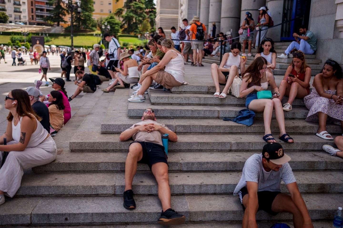 Menschen ruhen sich an einem heißen und sonnigen Sommertag in Madrid aus.