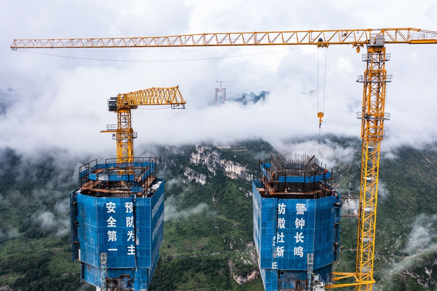 Die Baustelle der Huajiang Grand Canyon Bridge in der südwestchinesischen Provinz Guizhou in einer Luftaufnahme.