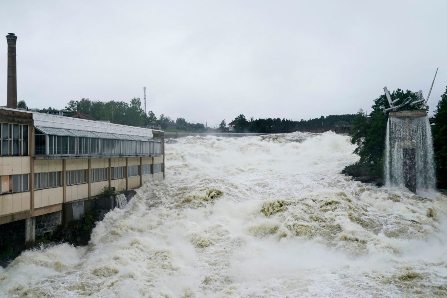 Der Fluss Storelva überschwemmt das Hoenefoss Center im Süden von Norwegen.