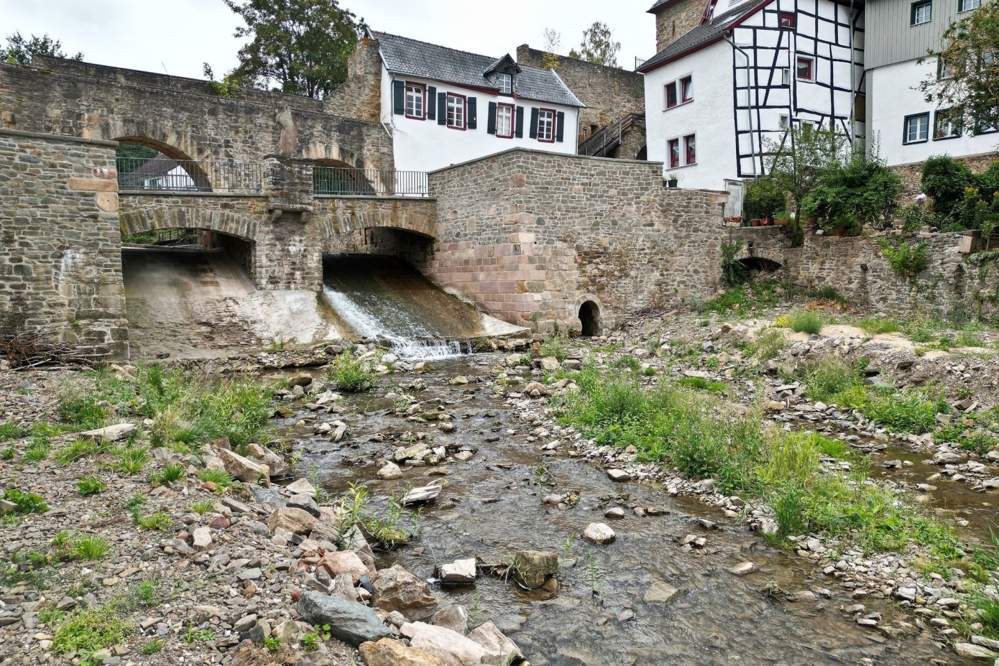 Die Erft fließt nur noch als Rinnsal durch die Altstadt. Im Juli 2021 wälzten sich zerstörerische Wassermassen durch Bad Münstereifel.