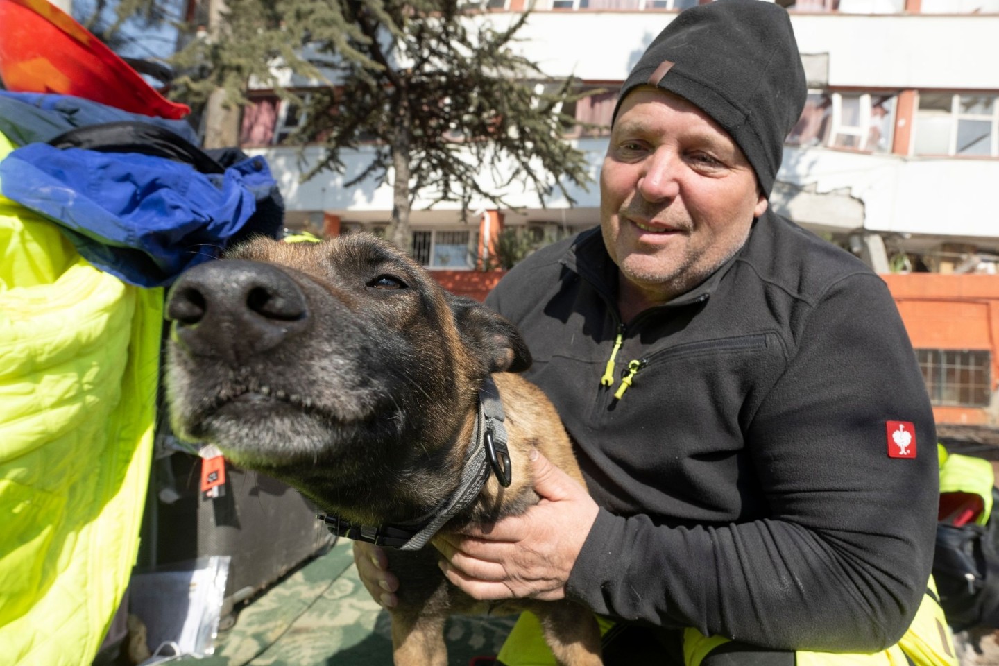 Der deutsche Rettungshundeführer Uwe Elze mit seiner Hündin Pia am Rande eines Trümmerfeldes in Kahramanmaras.