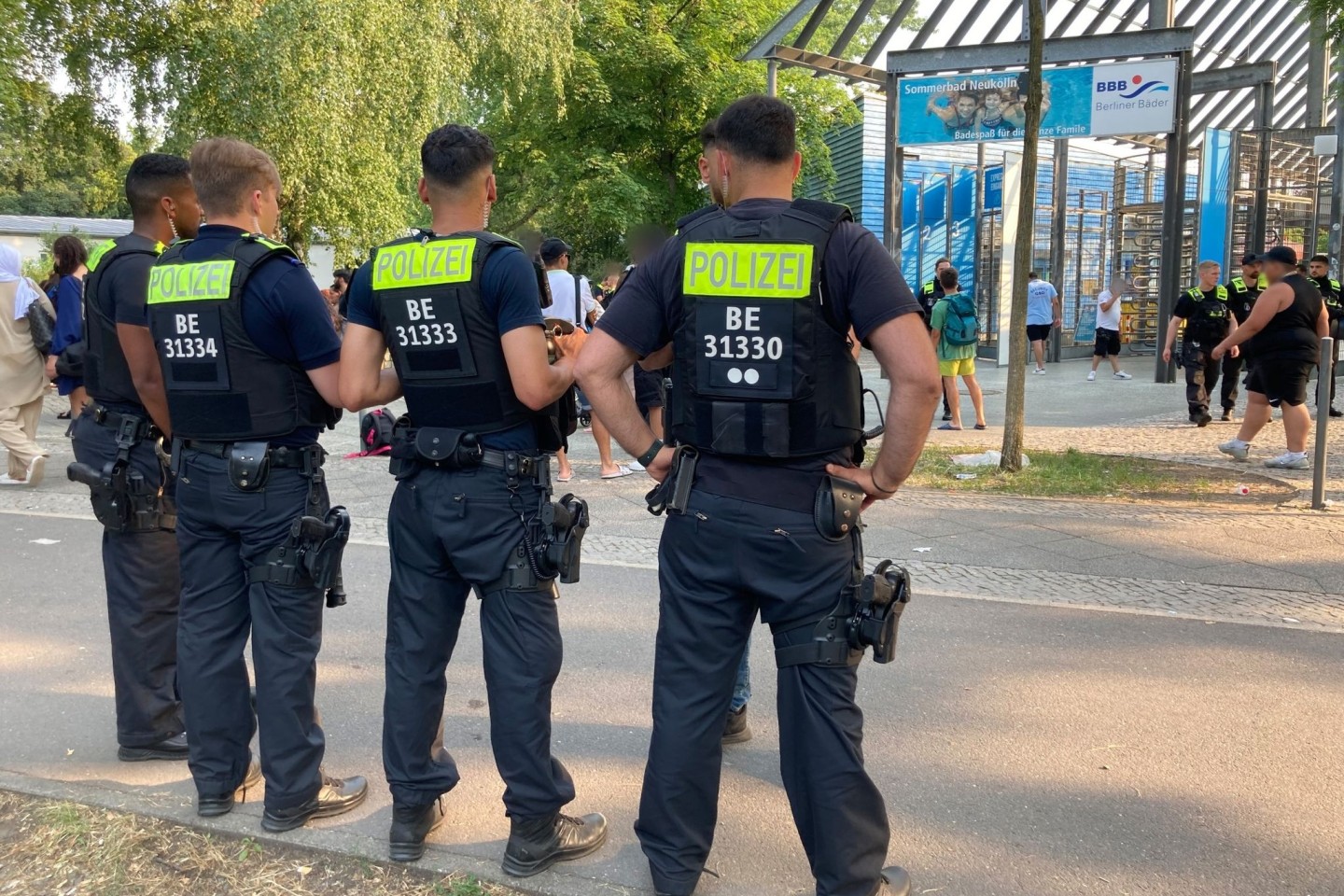 Polizisten stehen vor dem Eingang des Sommerbads in Neukölln.
