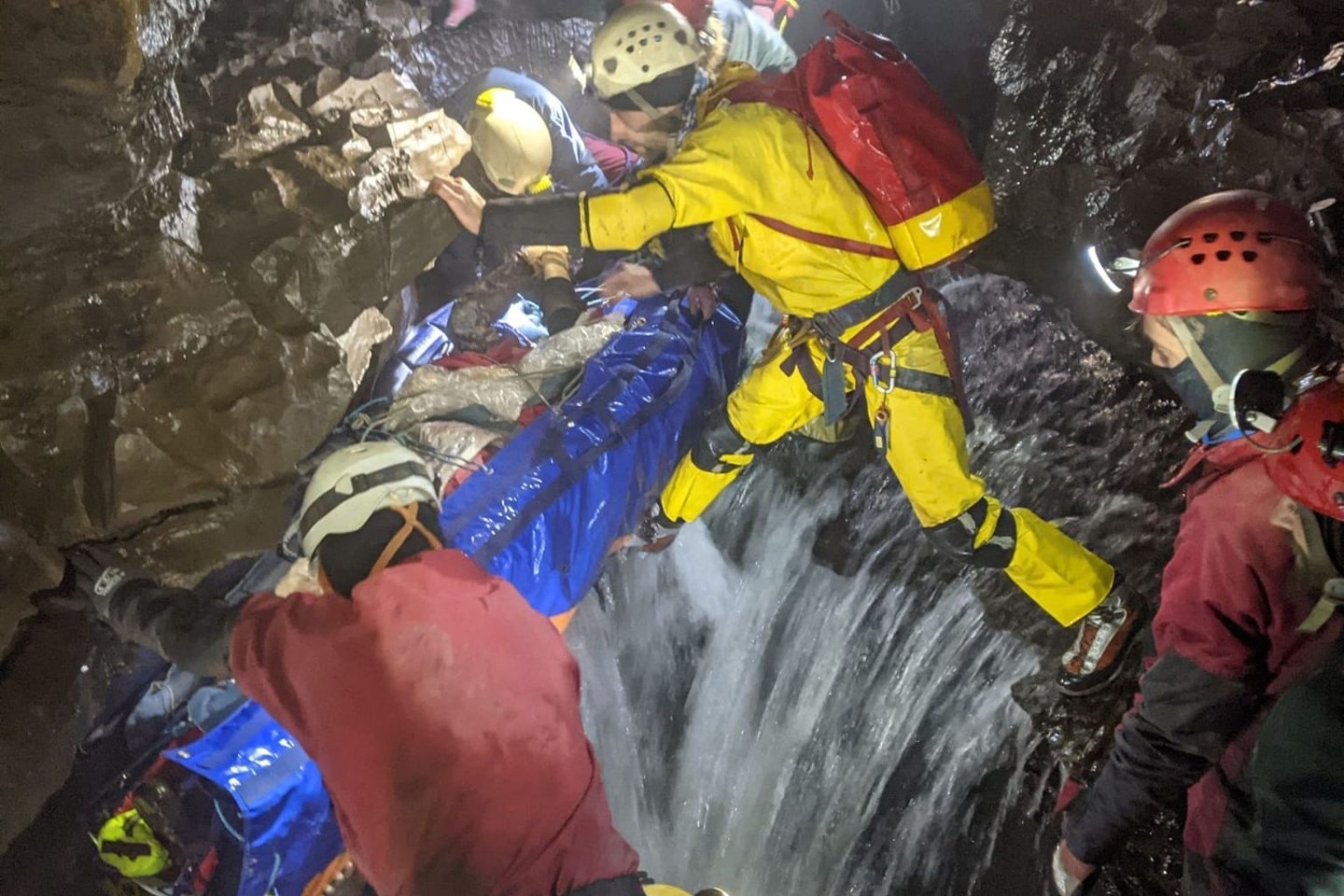 Dramatische Rettungsaktion: Helfer bringen den Verunglückten aus der Höhle in Wales.