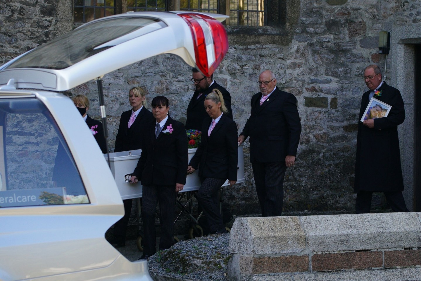 Der Trauerzug verlässt die St. Andrews Kirche nach der Beerdigung von zwei der sechs Opfer nach der Bluttat am 12. August.