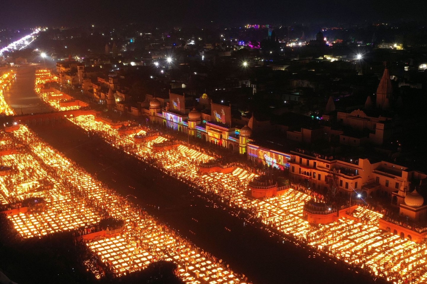 Über 900.000 irdene Lampen wurden im indischen Ayodhaya angezündet und brannten 45 Minuten lang.