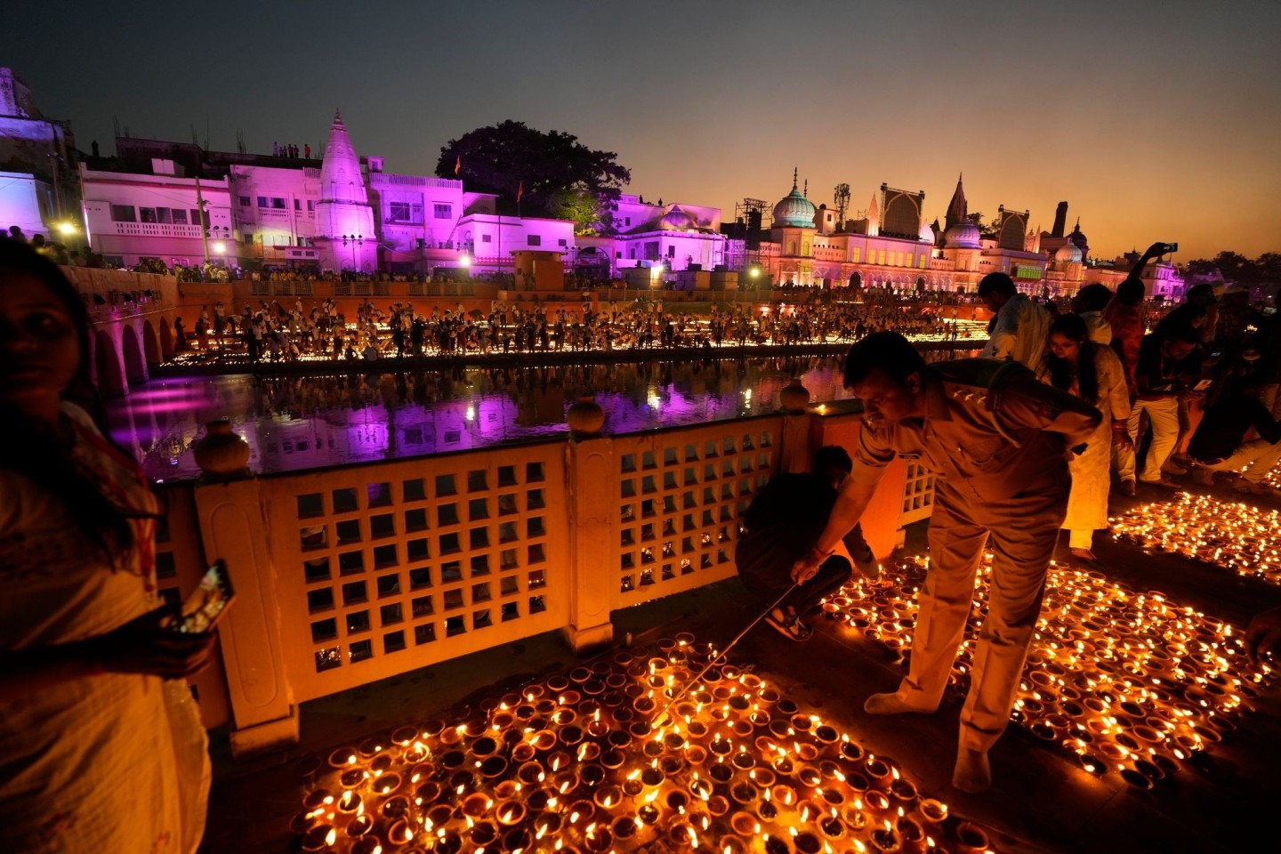 Mehrere Tausend Lichter wurden am Ufer des Saryu-Flusses angezündet, während Millionen von Menschen in ganz Asien das Lichterfest Diwali feiern.