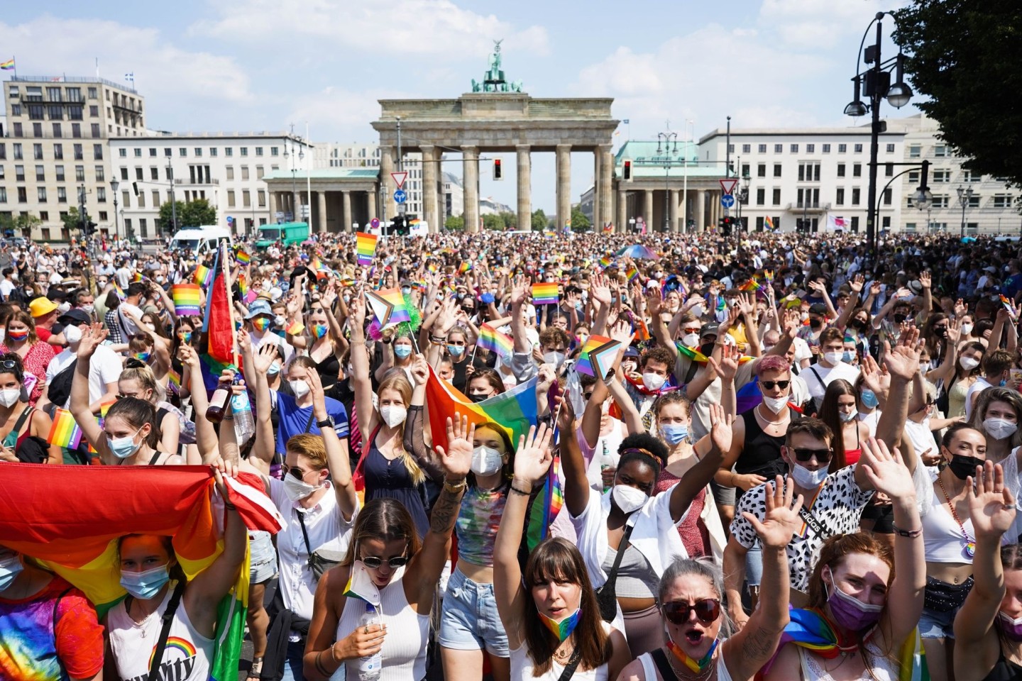 Tausende Menschen nahmen 2021 an der Parade des Christopher Street Day (CSD) in Berlin teil - im Hintergrund das Brandenburger Tor.