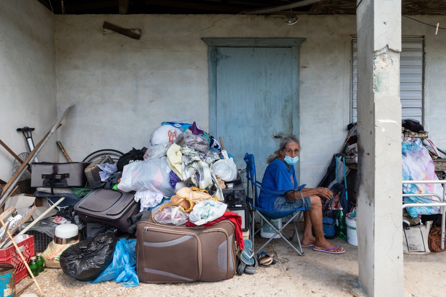Eine ältere Frau sitzt nach dem Hurrikan «Fiona» in Papayo in Lajas neben ihren Habseligkeiten.