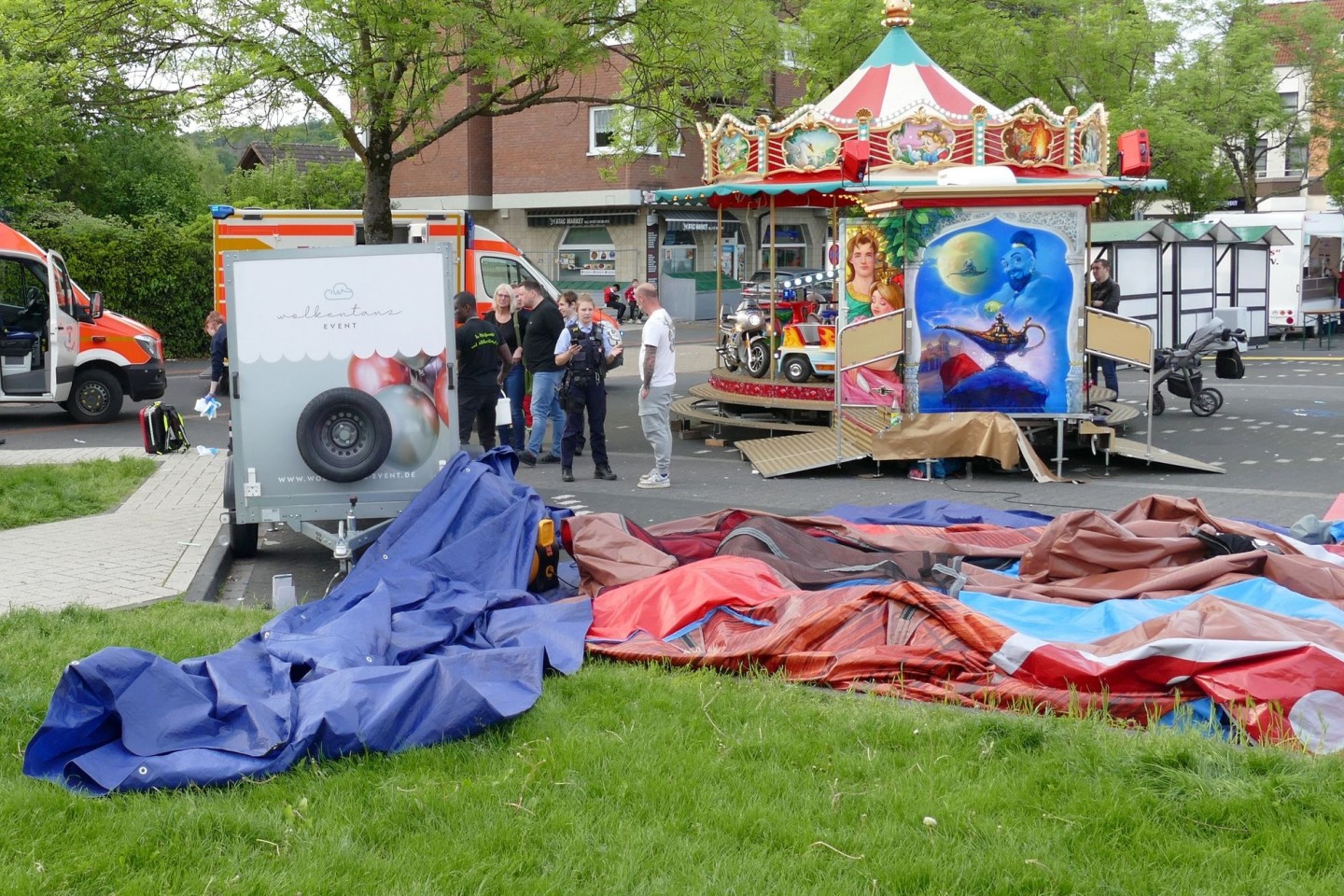 Bei einem Frühlingsfest in Lohmar bei Köln ist eine Hüpfburg (vorne) umgekippt - zahlreiche Kinder sind dabei leicht verletzt worden.