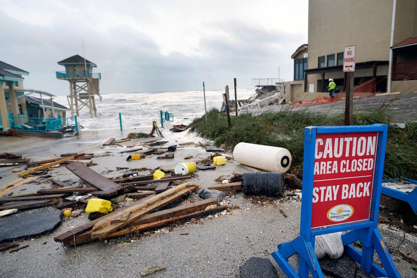 Eine öffentliche Einrichtung und ein Rettungsschwimmerturm sind aufgrund einer Sturmflut von Hurrikan «Nicole» teilweise eingestürzt.