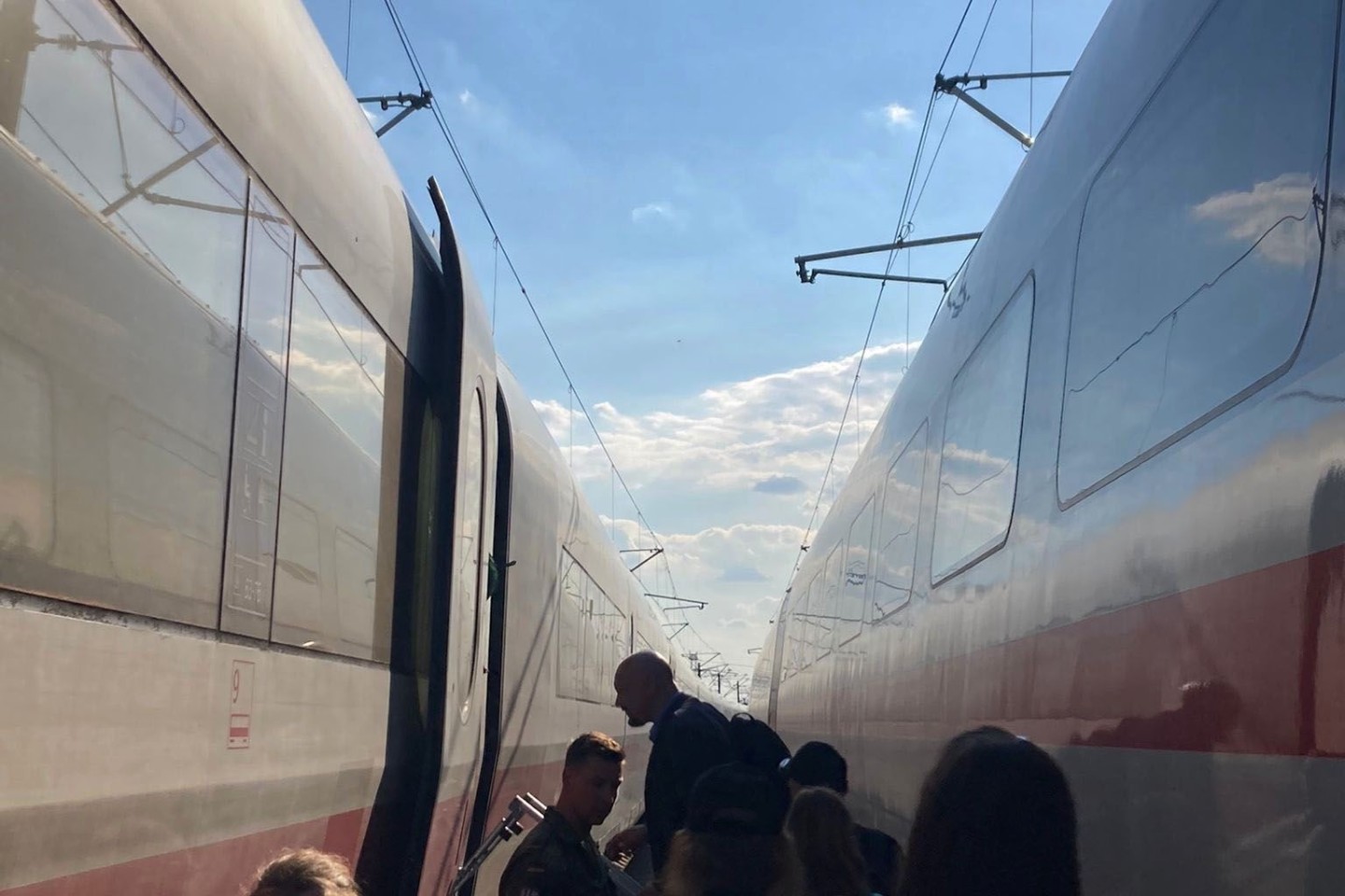 Ein ICE wird auf offener Strecke evakuiert, indem die Fahrgäste in einen anderen Zug umsteigen.