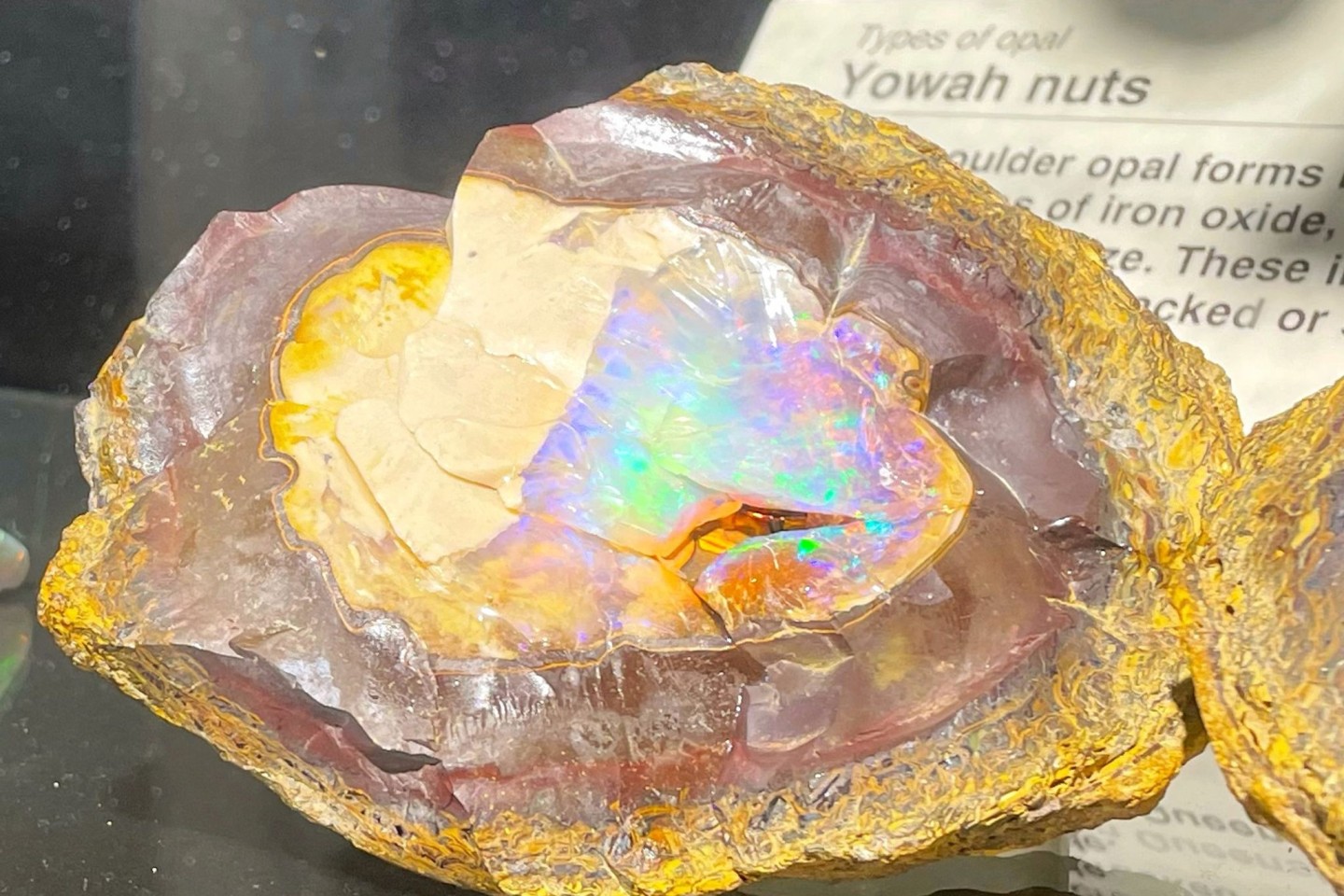 Opale werden in der Regel zu Schmuck verarbeitet. So sieht der Stein unbearbeitet aus.