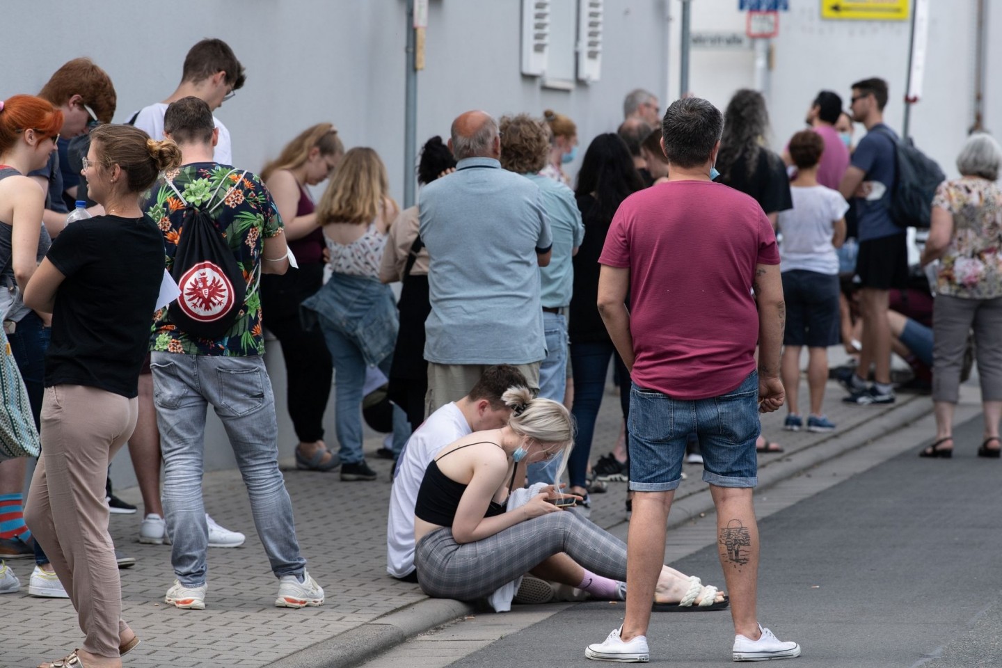 Insgesamt mehr als 1500 Menschen warten bei sommerlichen Temperaturen im Freien auf Einlass in eine Arztpraxis im hessischen Babenhausen.