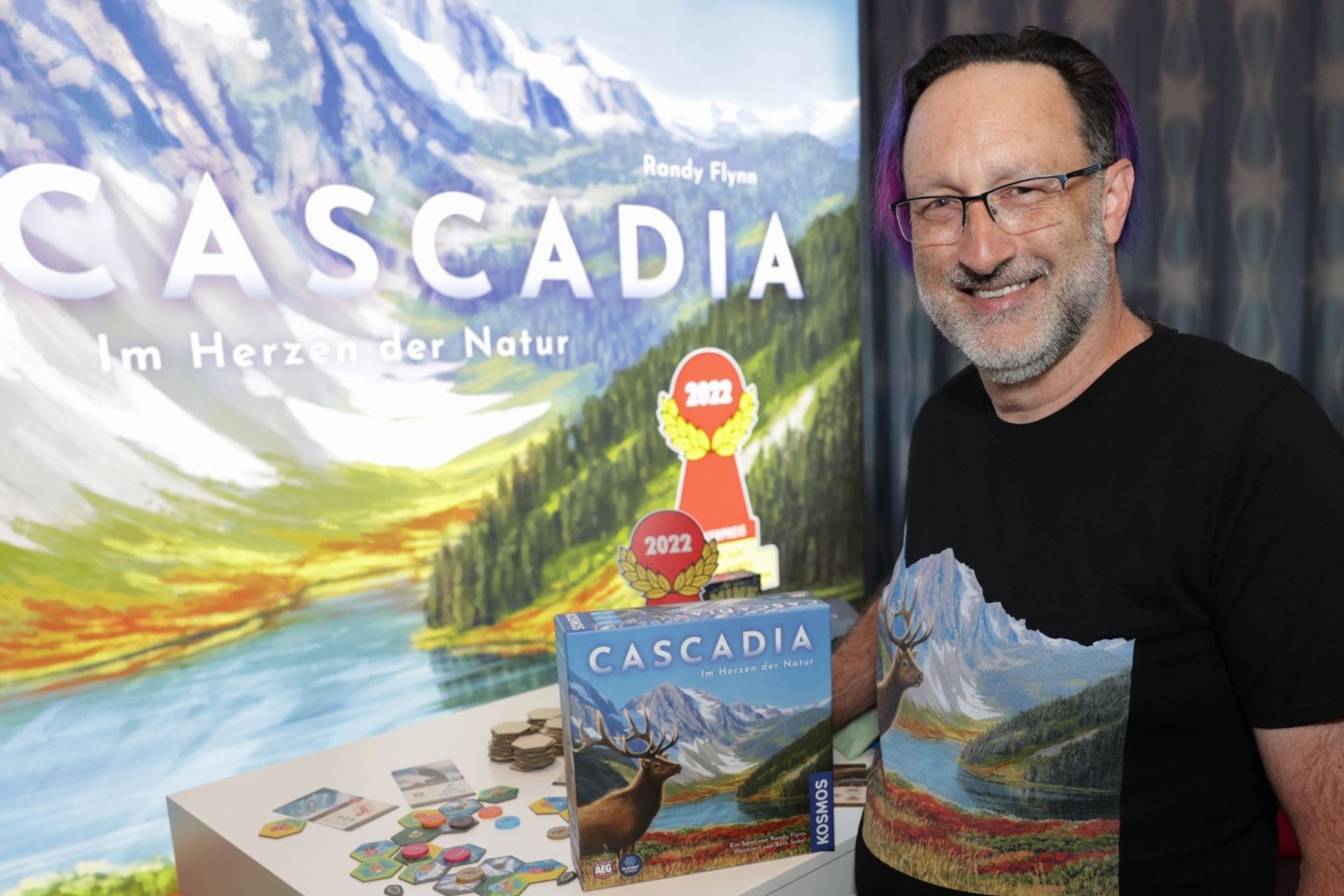Das Plättchenlegespiel Cascadia des Autors Randy Flynn ist zum «Spiel des Jahres 2022» gewählt worden.