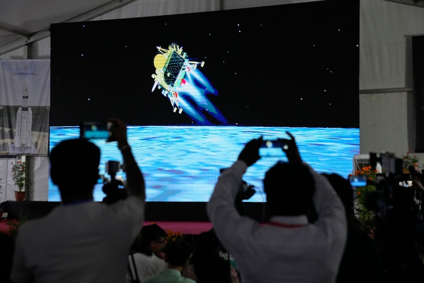 Jubel bricht während der Live-Übertragung der Landung des Raumschiffs in der ISRO-Einrichtung im indischen Bengaluru aus, als «Chandrayaan-3» auf dem Mond landet.