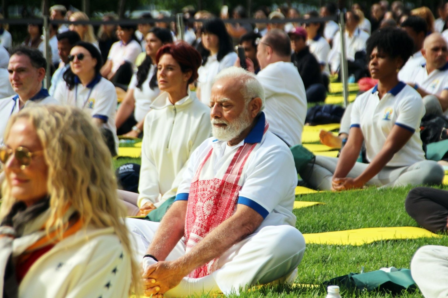 Indiens Premier Narendra Modi nimmt in New York an einem Yoga-Kurs teil.