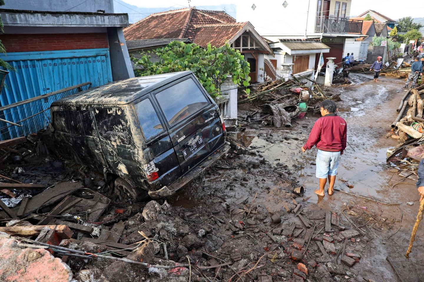 Nach schweren Regenfällen haben Sturzfluten in Indonesien Zerstörungen hinterlassen und mindestens fünf Menschen in den Tod gerissen.