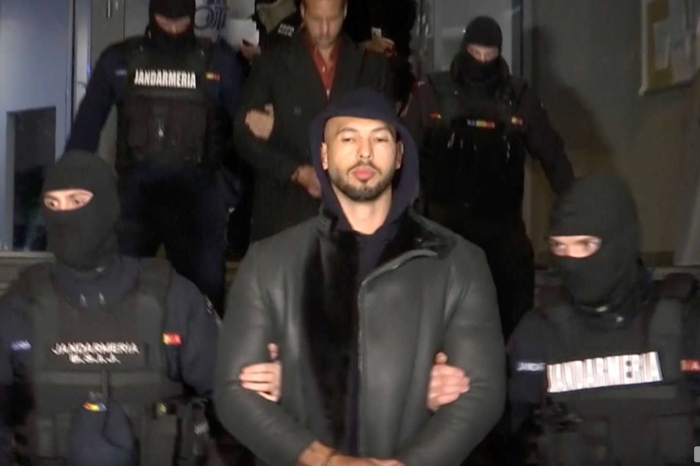 Andrew Tate (m.) bei seiner Festnahme durch die rumänische Polizei Ende Dezember vergangenen Jahres.