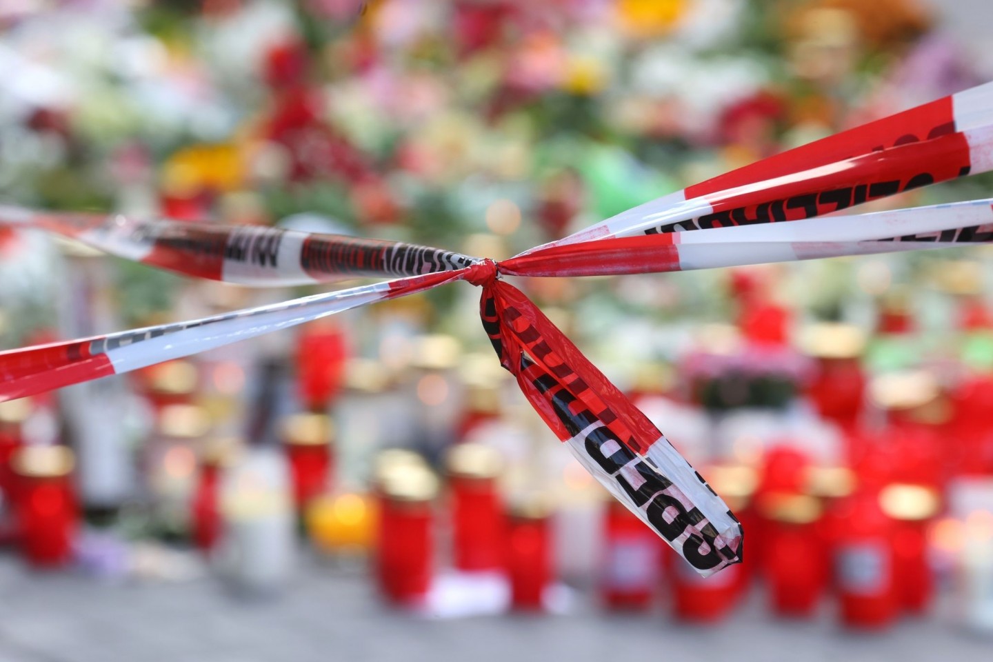 Mit Blumen und Kerzen wird in Würzburg der Opfer gedacht.