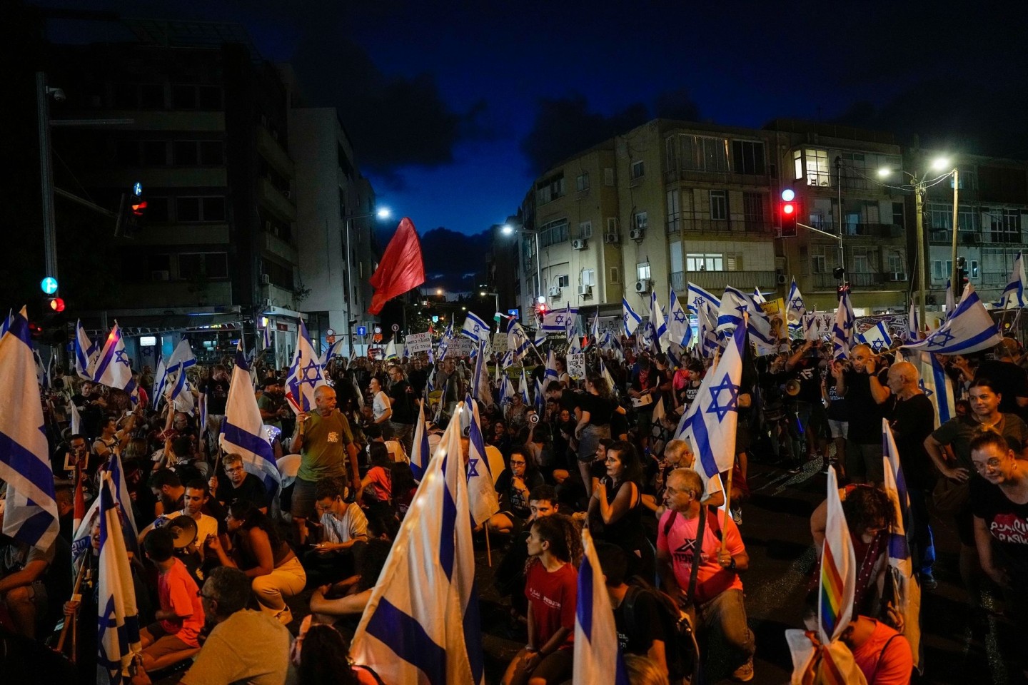 Israelis protestieren gegen die Pläne der Regierung von Ministerpräsident Benjamin Netanjahu, das Justizsystem zu reformieren.