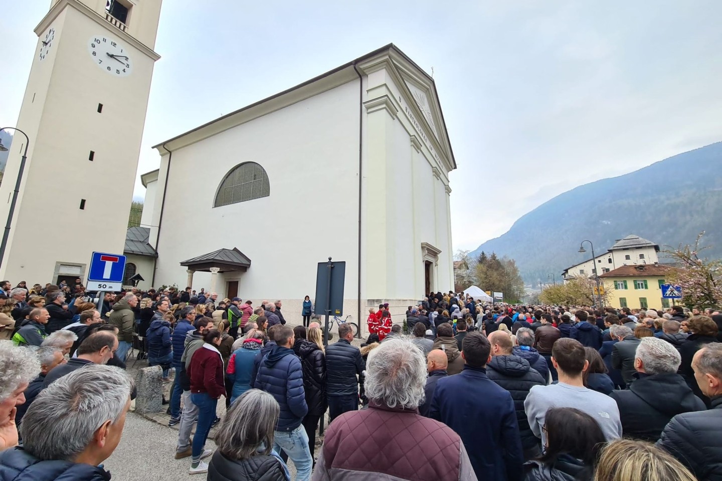 Zahlreiche Menschen begleiten die Trauerfeier des bei einem Bärenangriff während einer Jogging-Tour in der norditalienischen Provinz Trentino getöten 26-Jährigen in der Kirche San Bartol...