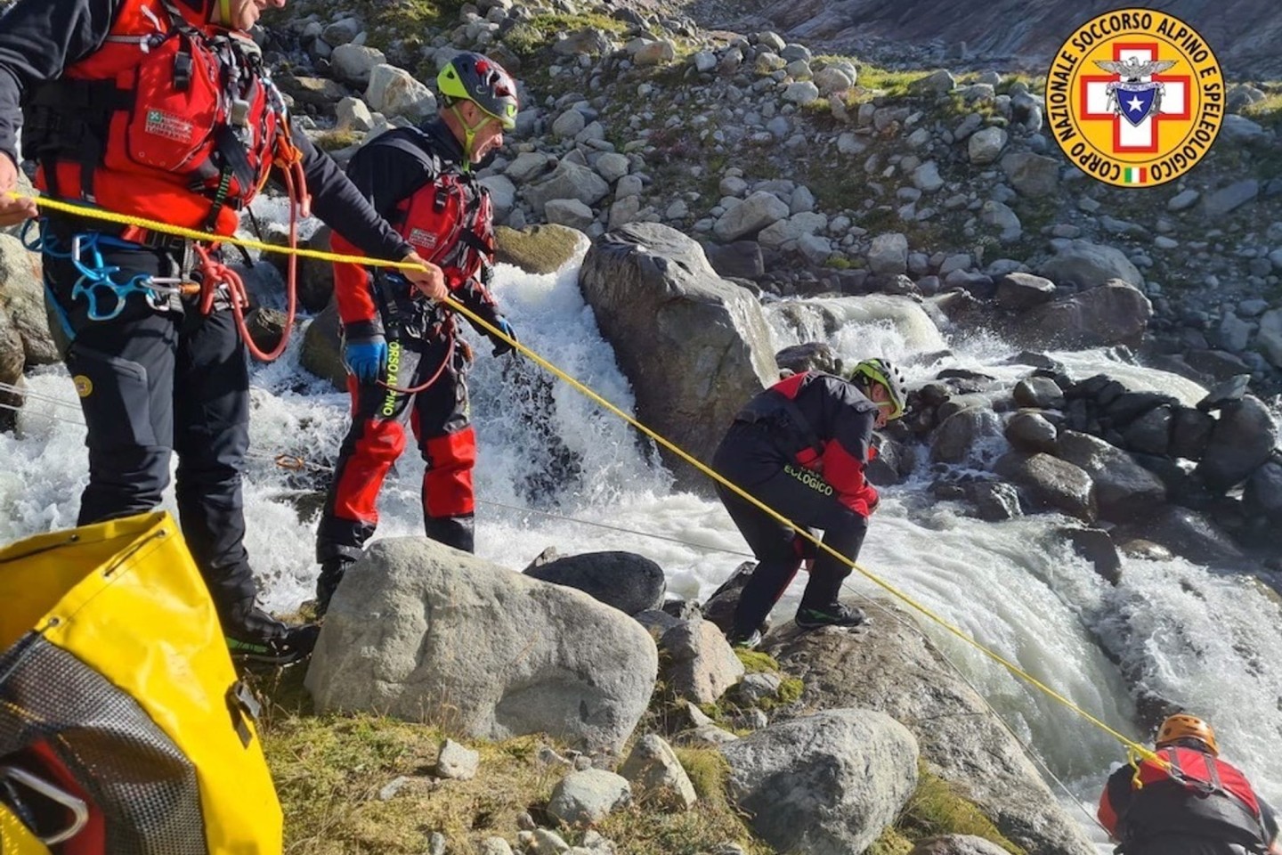 Einsatzkräfte der Bergrettung an einem Wildbach in der Nähe des Fellaria-Gletschers, wo zwei Frauen ertranken.