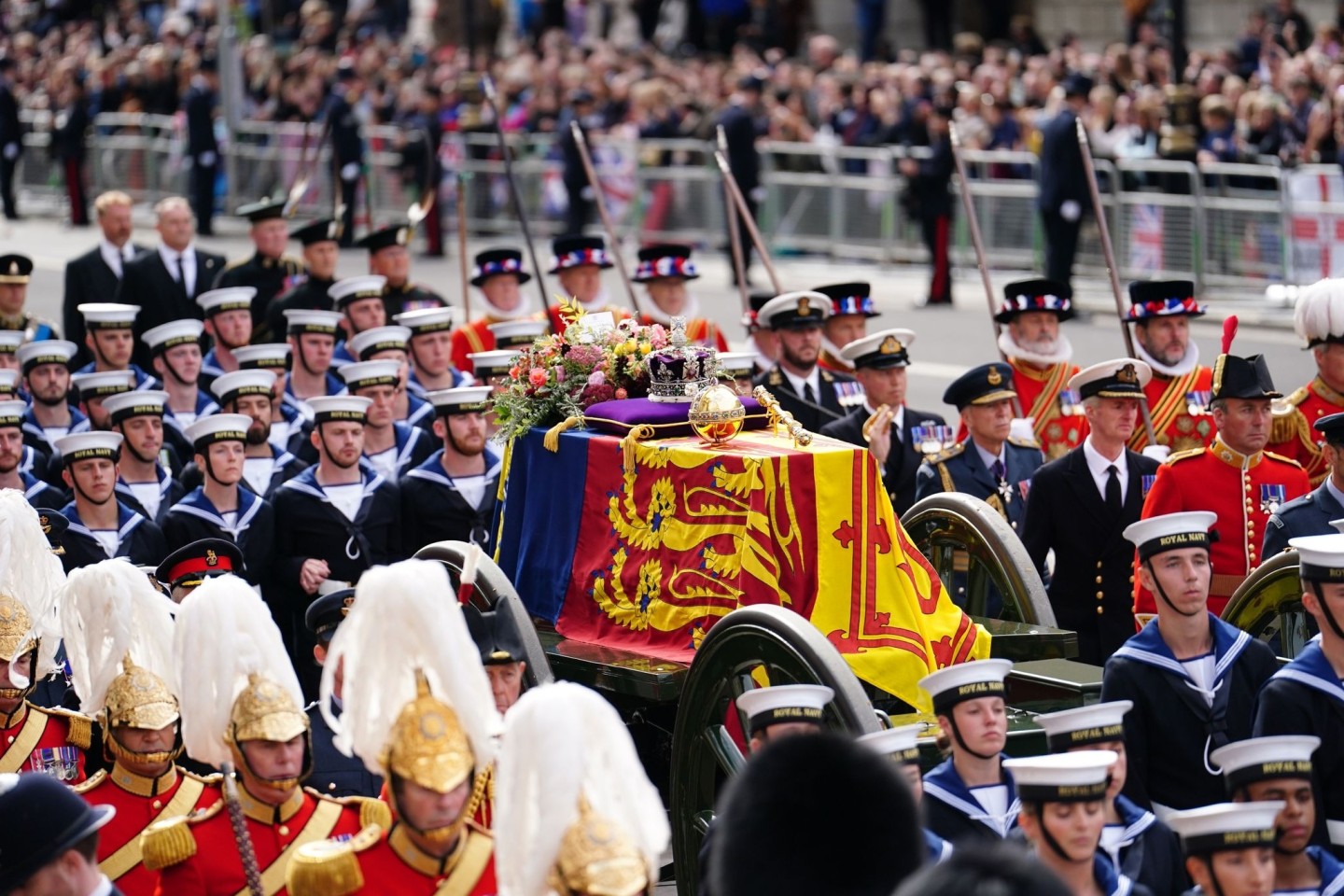 Der Sarg von Königin Elizabeth II. wird in einer feierlichen Prozession nach der Trauerfeier in der Westminster Abbey durch die Straßen Londons gezogen.