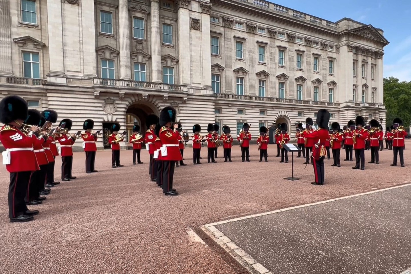Die Band der Irish Guards spielt auf dem Vorplatz des Buckingham Palace.