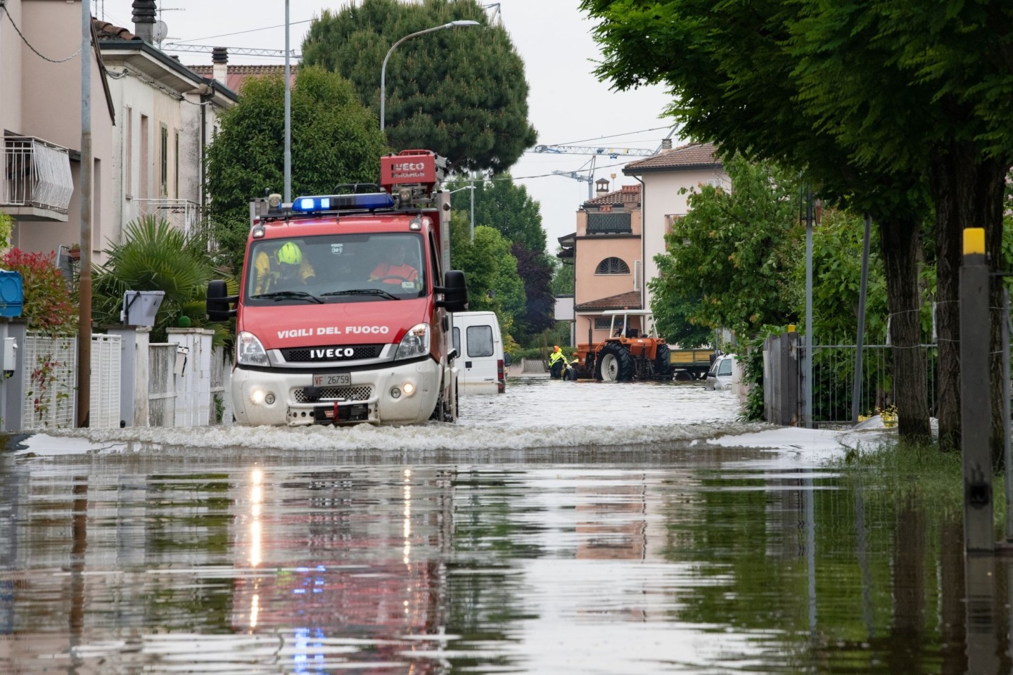 Die Feuerwehr im Einsatz im italienischen Hochwassergebiet.